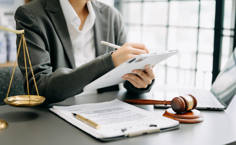 עורכת דין לישי שמש חומת על מסמך