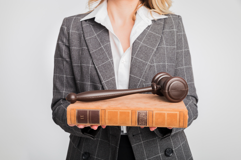 עורכת הדין לישי שמש מחזיקה ספר המכיל חומר לימוד